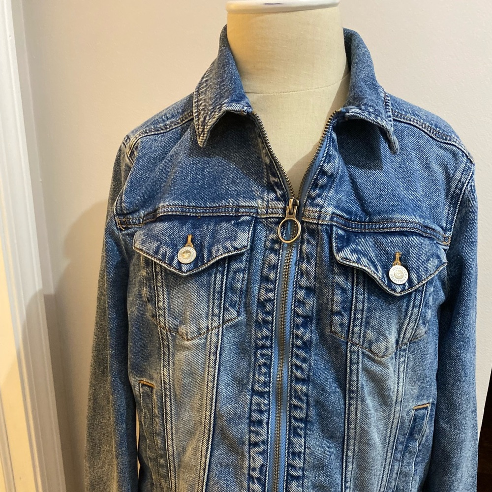Hollister medium wash with zipper Jean jacket~Size medium